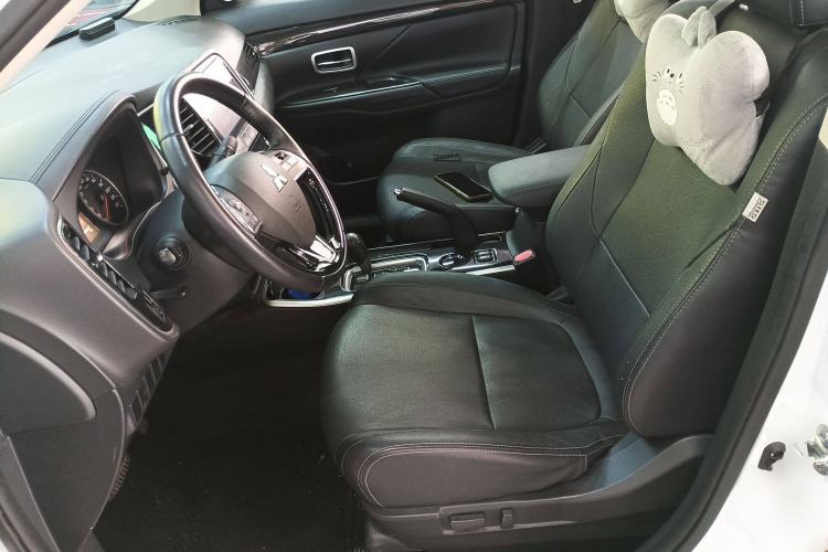 Used Mitsubishi Outlander 2017 2.0L Two-Wheel Drive Glory Edition 5 Seats Left Front Seat