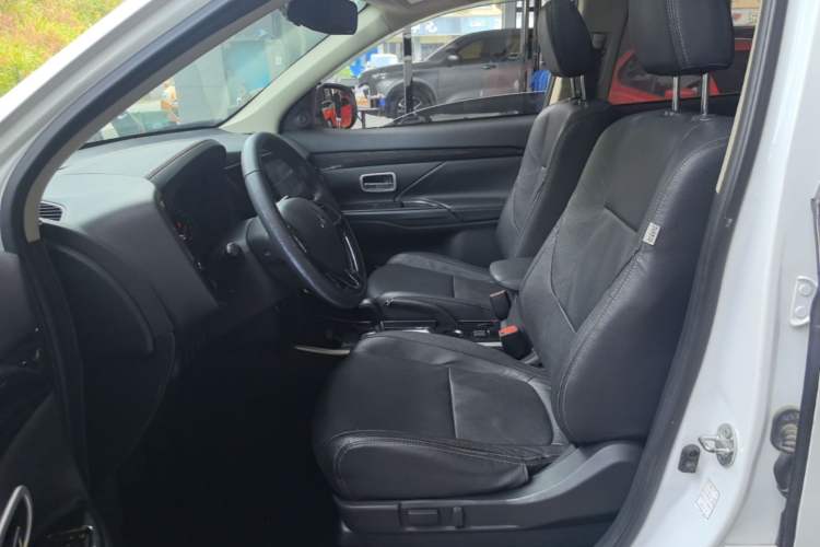Used Mitsubishi Outlander 2017 2.0L Two-Wheel Drive Glory Edition 5 Seats Left Front Seat