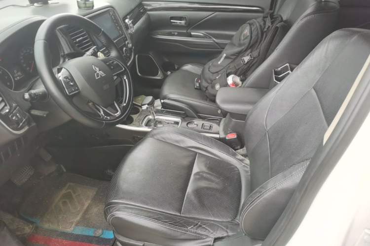 Used Mitsubishi Outlander 2017 2.0L Two-Wheel Drive Glory Edition 5 Seats Left Front Seat