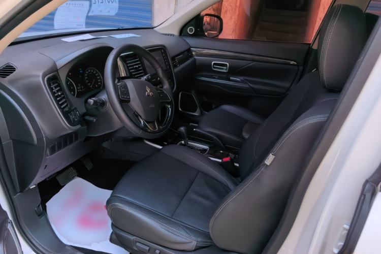 Used Mitsubishi Outlander 2017 2.0L Two-Wheel Drive Glory Edition 5 Seats Left Front Seat