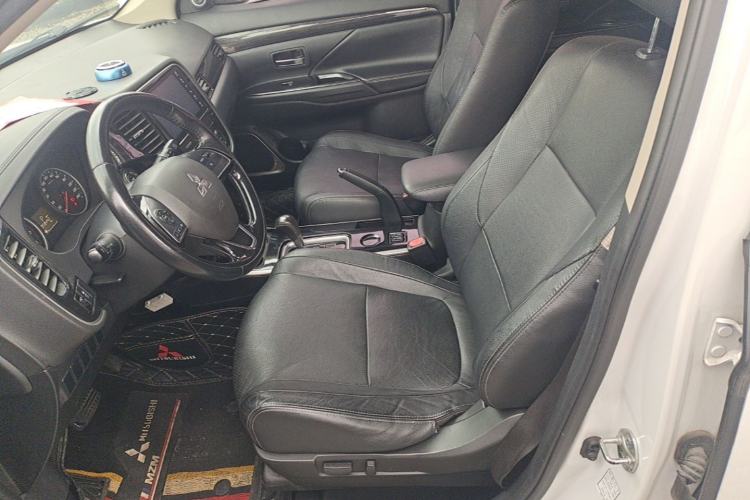 Used Mitsubishi Outlander 2017 2.0L Two-Wheel Drive Glory Edition 5 Seats Left Front Seat