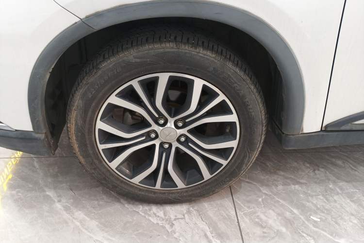 Used Mitsubishi Outlander 2017 2.0L Two-Wheel Drive Glory Edition 5 Seats Left Front Wheel Hub