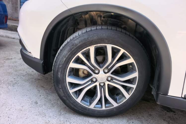 Used Mitsubishi Outlander 2017 2.0L Two-Wheel Drive Glory Edition 5 Seats Left Front Wheel Hub