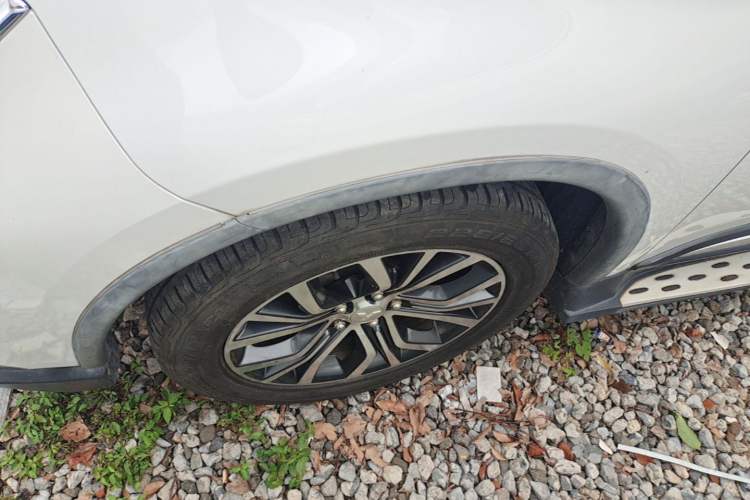 Used Mitsubishi Outlander 2017 2.0L Two-Wheel Drive Glory Edition 5 Seats Left Front Wheel Hub
