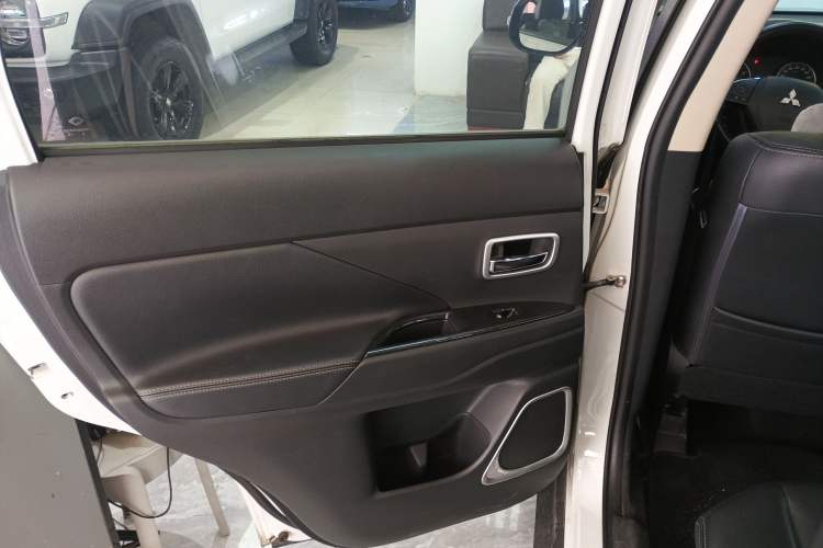 Used Mitsubishi Outlander 2017 2.0L Two-Wheel Drive Glory Edition 5 Seats Left Rear Door Interior
