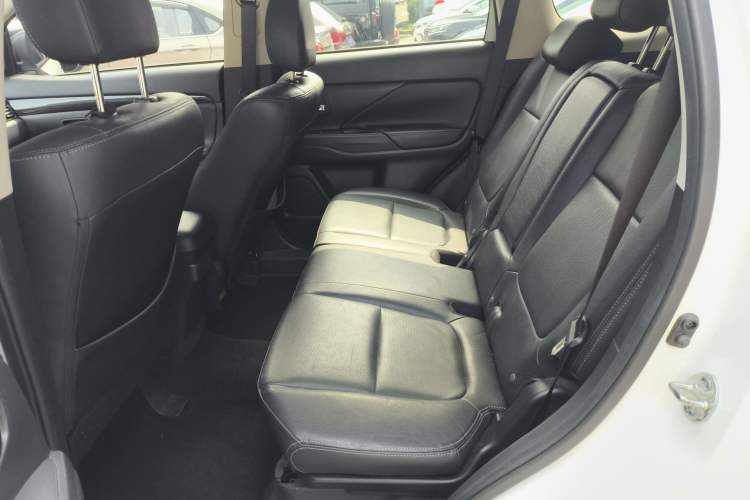 Used Mitsubishi Outlander 2017 2.0L Two-Wheel Drive Glory Edition 5 Seats Left Rear Seat
