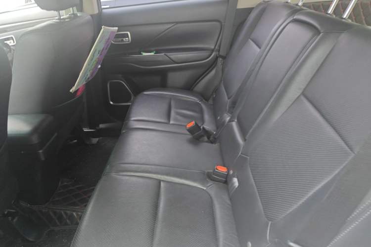 Used Mitsubishi Outlander 2017 2.0L Two-Wheel Drive Glory Edition 5 Seats Left Rear Seat