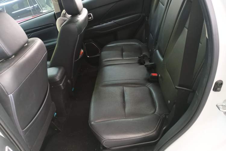 Used Mitsubishi Outlander 2017 2.0L Two-Wheel Drive Glory Edition 5 Seats Left Rear Seat