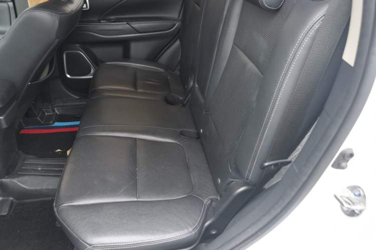 Used Mitsubishi Outlander 2017 2.0L Two-Wheel Drive Glory Edition 5 Seats Left Rear Seat