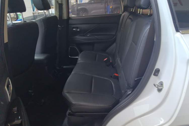 Used Mitsubishi Outlander 2017 2.0L Two-Wheel Drive Glory Edition 5 Seats Left Rear Seat