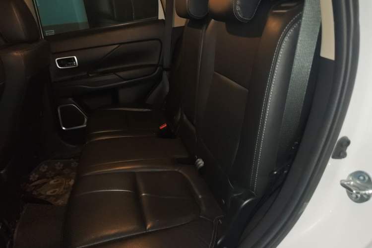 Used Mitsubishi Outlander 2017 2.0L Two-Wheel Drive Glory Edition 5 Seats Left Rear Seat