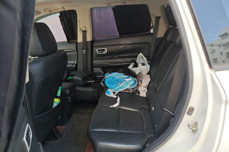 Used Mitsubishi Outlander 2017 2.0L Two-Wheel Drive Glory Edition 5 Seats Left Rear Seat
