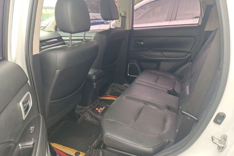 Used Mitsubishi Outlander 2017 2.0L Two-Wheel Drive Glory Edition 5 Seats Left Rear Seat