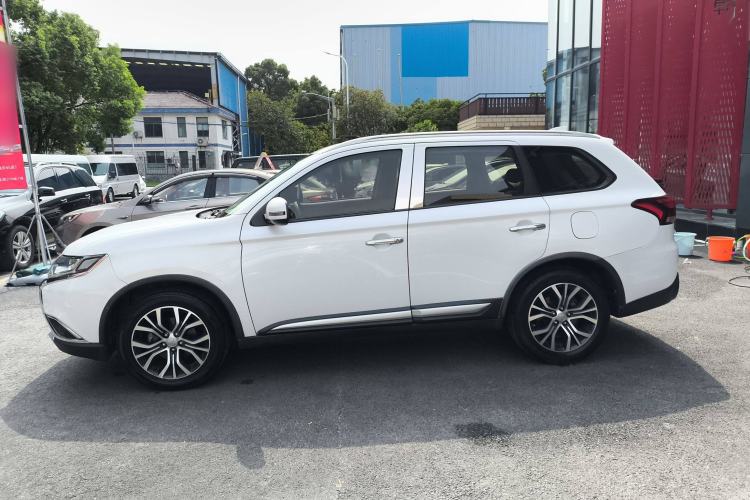 Used Mitsubishi Outlander 2017 2.0L Two-Wheel Drive Glory Edition 5 Seats Left Side