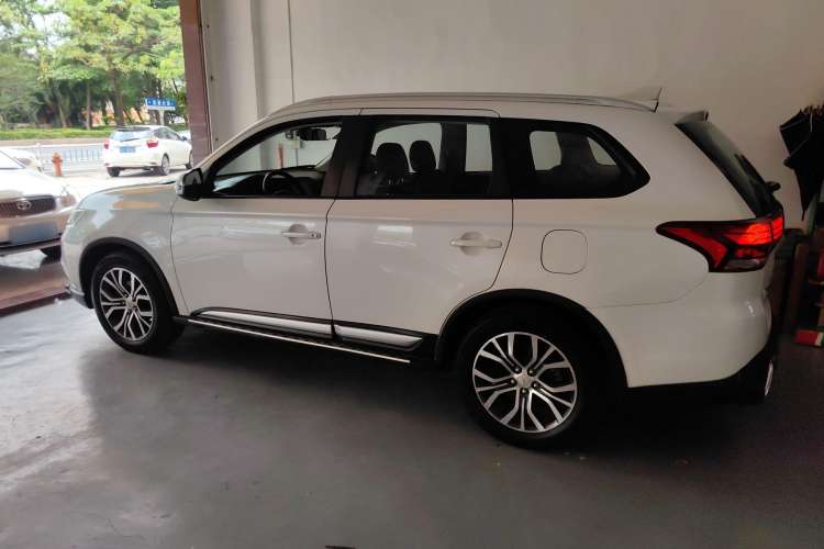 Used Mitsubishi Outlander 2017 2.0L Two-Wheel Drive Glory Edition 5 Seats Left Side