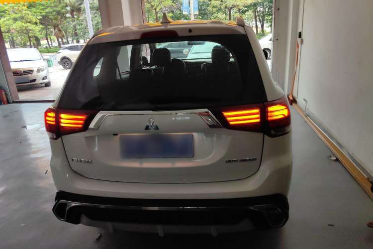 Used Mitsubishi Outlander 2017 2.0L Two-Wheel Drive Glory Edition 5 Seats Rear