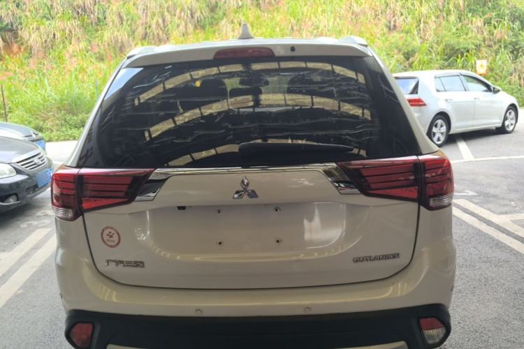 Used Mitsubishi Outlander 2017 2.0L Two-Wheel Drive Glory Edition 5 Seats Rear