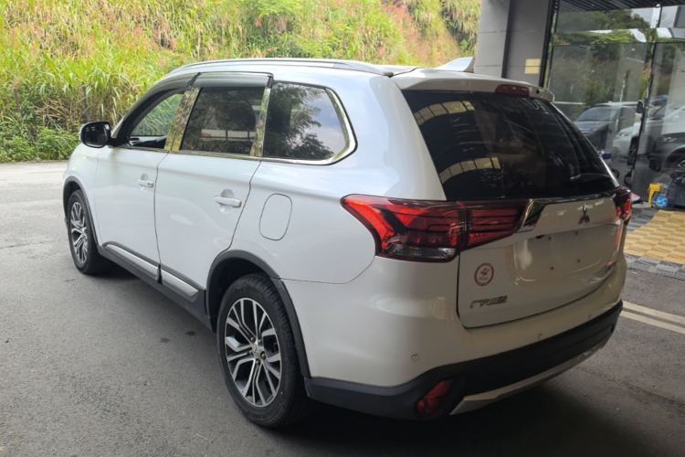 Used Mitsubishi Outlander 2017 2.0L Two-Wheel Drive Glory Edition 5 Seats Rear Left 45 Deg