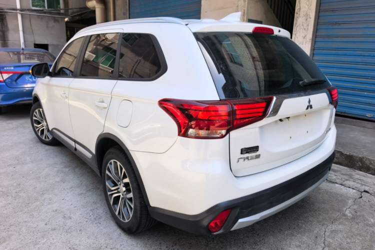 Used Mitsubishi Outlander 2017 2.0L Two-Wheel Drive Glory Edition 5 Seats Rear Left 45 Deg