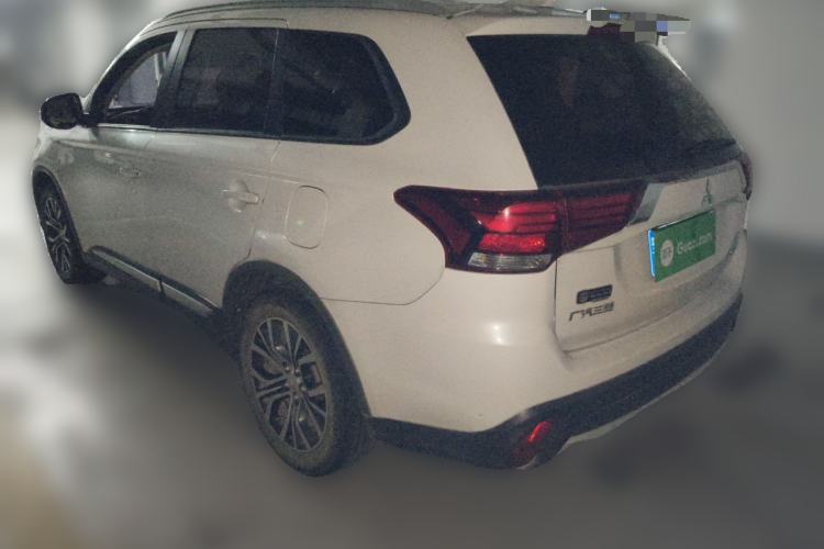 Used Mitsubishi Outlander 2017 2.0L Two-Wheel Drive Glory Edition 5 Seats Rear Left 45 Deg