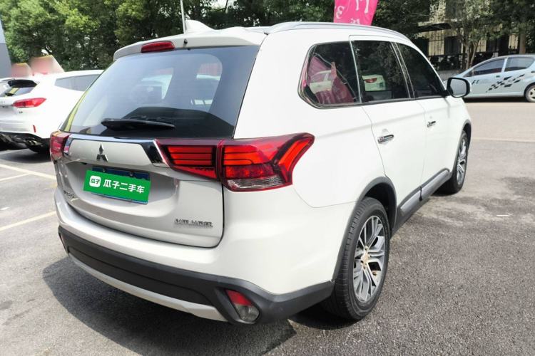 Used Mitsubishi Outlander 2017 2.0L Two-Wheel Drive Glory Edition 5 Seats Rear Right 45 Deg