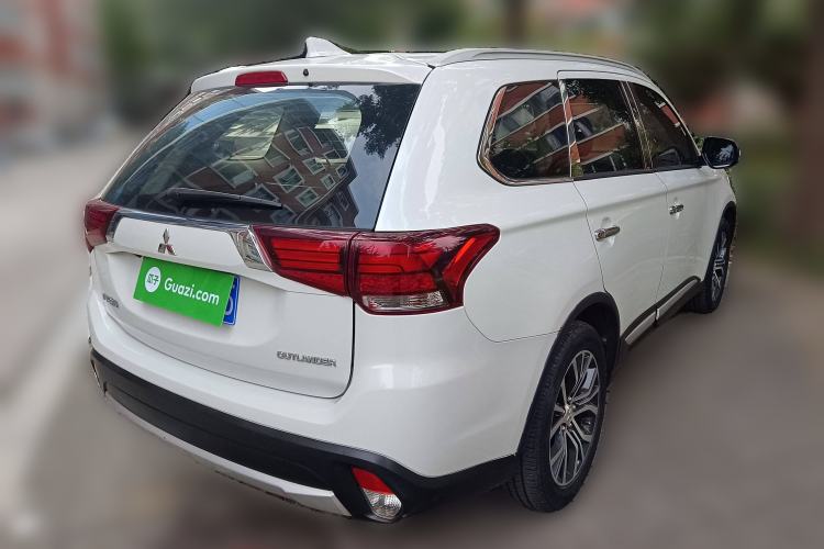 Used Mitsubishi Outlander 2017 2.0L Two-Wheel Drive Glory Edition 5 Seats Rear Right 45 Deg