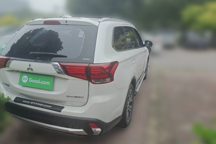 Used Mitsubishi Outlander 2017 2.0L Two-Wheel Drive Glory Edition 5 Seats Rear Right 45 Deg