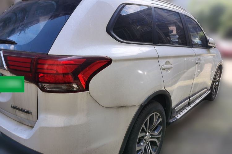 Used Mitsubishi Outlander 2017 2.0L Two-Wheel Drive Glory Edition 5 Seats Rear Right 45 Deg