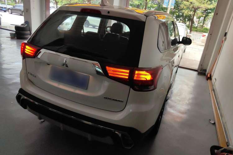 Used Mitsubishi Outlander 2017 2.0L Two-Wheel Drive Glory Edition 5 Seats Rear Right 45 Deg