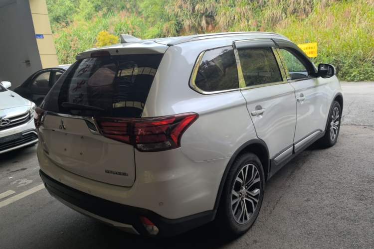 Used Mitsubishi Outlander 2017 2.0L Two-Wheel Drive Glory Edition 5 Seats Rear Right 45 Deg