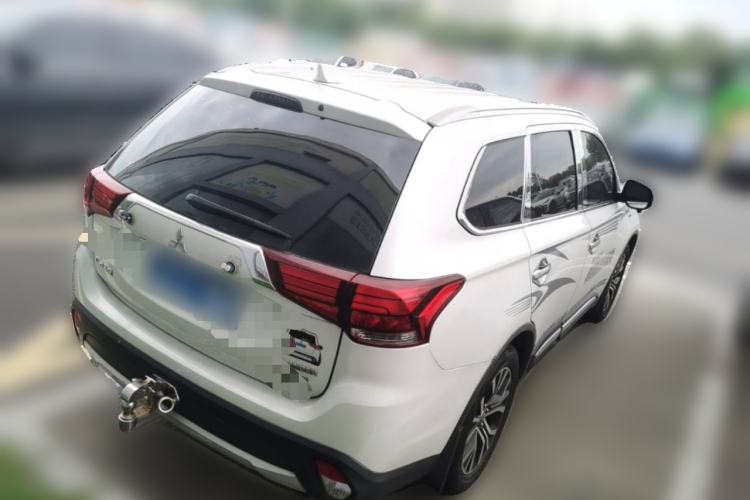 Used Mitsubishi Outlander 2017 2.0L Two-Wheel Drive Glory Edition 5 Seats Rear Right 45 Deg