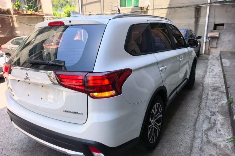 Used Mitsubishi Outlander 2017 2.0L Two-Wheel Drive Glory Edition 5 Seats Rear Right 45 Deg