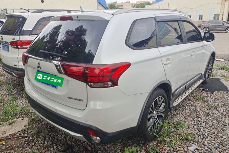 Used Mitsubishi Outlander 2017 2.0L Two-Wheel Drive Glory Edition 5 Seats Rear Right 45 Deg