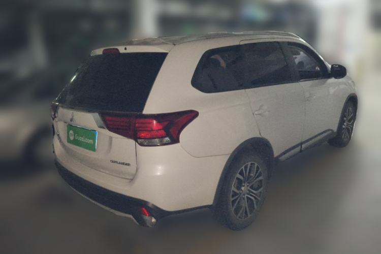 Used Mitsubishi Outlander 2017 2.0L Two-Wheel Drive Glory Edition 5 Seats Rear Right 45 Deg