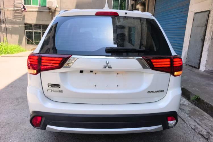 Used Mitsubishi Outlander 2017 2.0L Two-Wheel Drive Glory Edition 5 Seats Rear