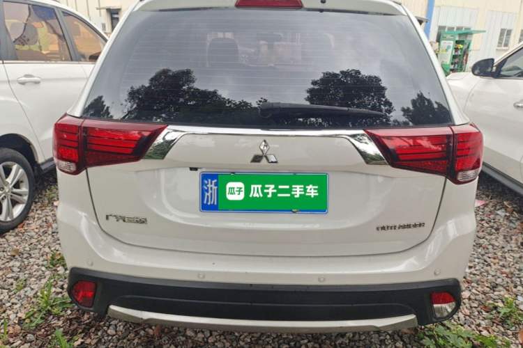 Used Mitsubishi Outlander 2017 2.0L Two-Wheel Drive Glory Edition 5 Seats Rear