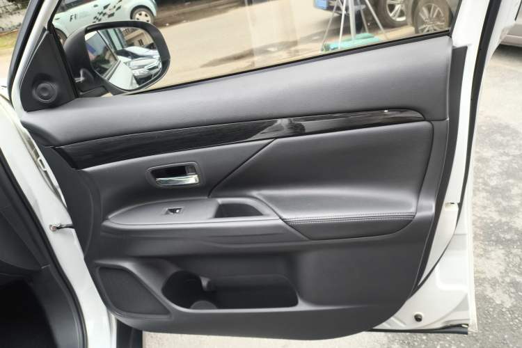 Used Mitsubishi Outlander 2017 2.0L Two-Wheel Drive Glory Edition 5 Seats Right Front Door Interior