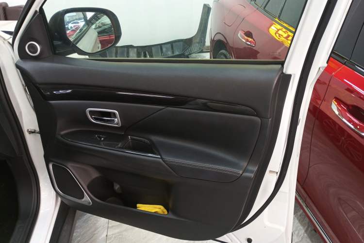 Used Mitsubishi Outlander 2017 2.0L Two-Wheel Drive Glory Edition 5 Seats Right Front Door Interior
