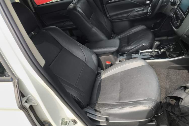 Used Mitsubishi Outlander 2017 2.0L Two-Wheel Drive Glory Edition 5 Seats Right Front Seat