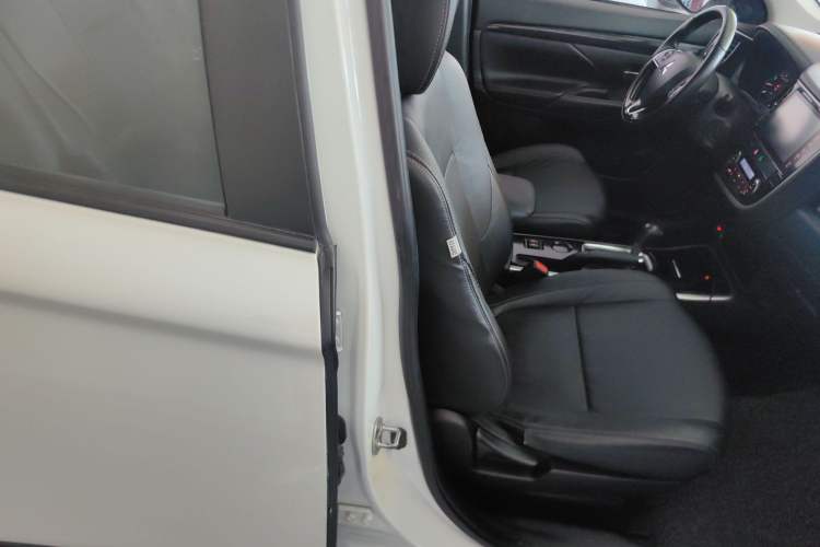 Used Mitsubishi Outlander 2017 2.0L Two-Wheel Drive Glory Edition 5 Seats Right Front Seat