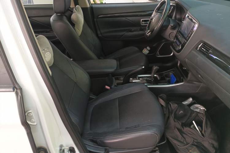 Used Mitsubishi Outlander 2017 2.0L Two-Wheel Drive Glory Edition 5 Seats Right Front Seat