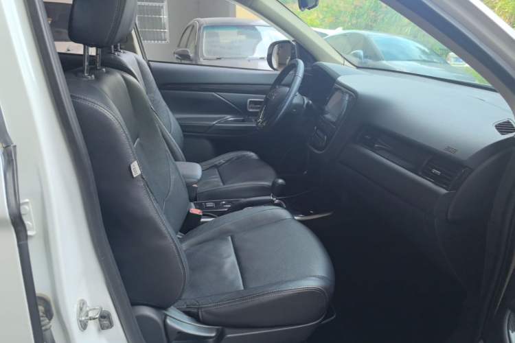 Used Mitsubishi Outlander 2017 2.0L Two-Wheel Drive Glory Edition 5 Seats Right Front Seat