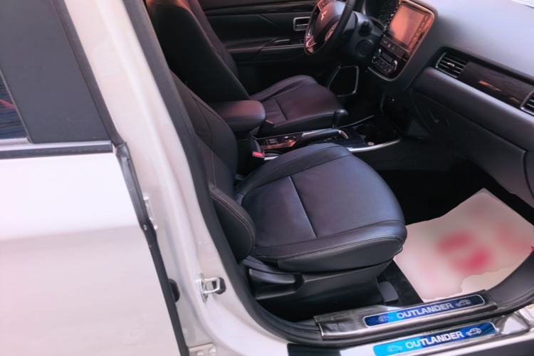 Used Mitsubishi Outlander 2017 2.0L Two-Wheel Drive Glory Edition 5 Seats Right Front Seat