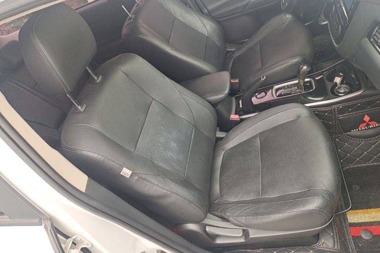 Used Mitsubishi Outlander 2017 2.0L Two-Wheel Drive Glory Edition 5 Seats Right Front Seat