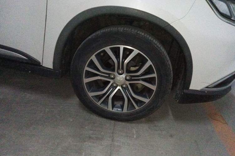 Used Mitsubishi Outlander 2017 2.0L Two-Wheel Drive Glory Edition 5 Seats Right Front Wheel Hub