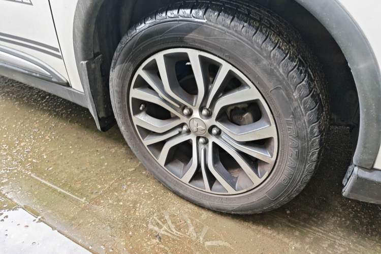 Used Mitsubishi Outlander 2017 2.0L Two-Wheel Drive Glory Edition 5 Seats Right Front Wheel Hub