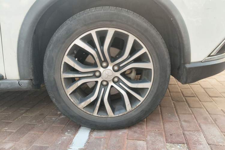 Used Mitsubishi Outlander 2017 2.0L Two-Wheel Drive Glory Edition 5 Seats Right Front Wheel Hub