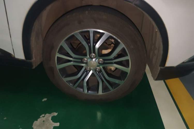 Used Mitsubishi Outlander 2017 2.0L Two-Wheel Drive Glory Edition 5 Seats Right Front Wheel Hub