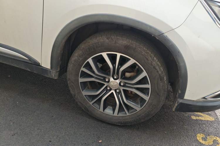 Used Mitsubishi Outlander 2017 2.0L Two-Wheel Drive Glory Edition 5 Seats Right Front Wheel Hub