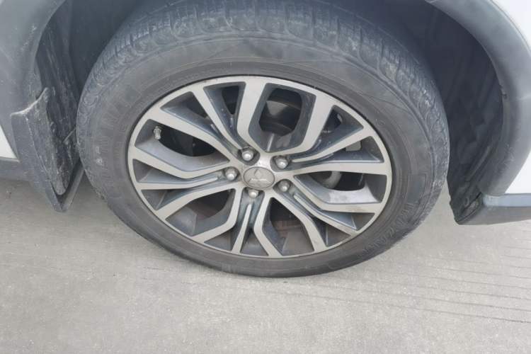 Used Mitsubishi Outlander 2017 2.0L Two-Wheel Drive Glory Edition 5 Seats Right Front Wheel Hub